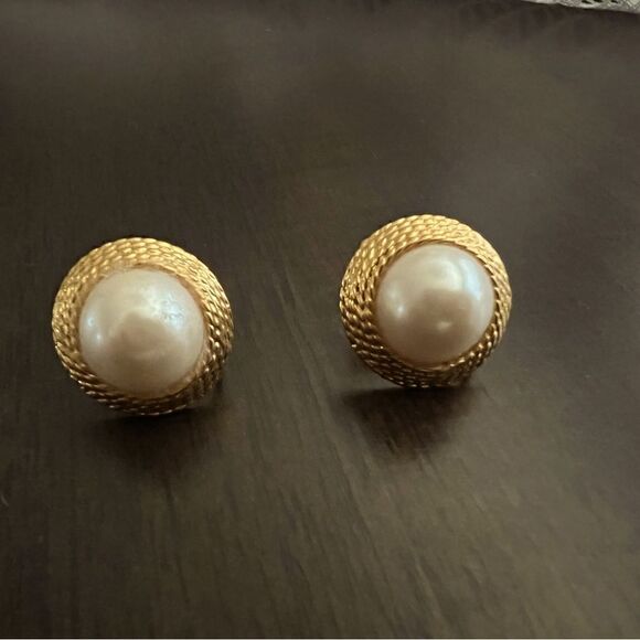 Napier clip earring   - Picture 1 of 4